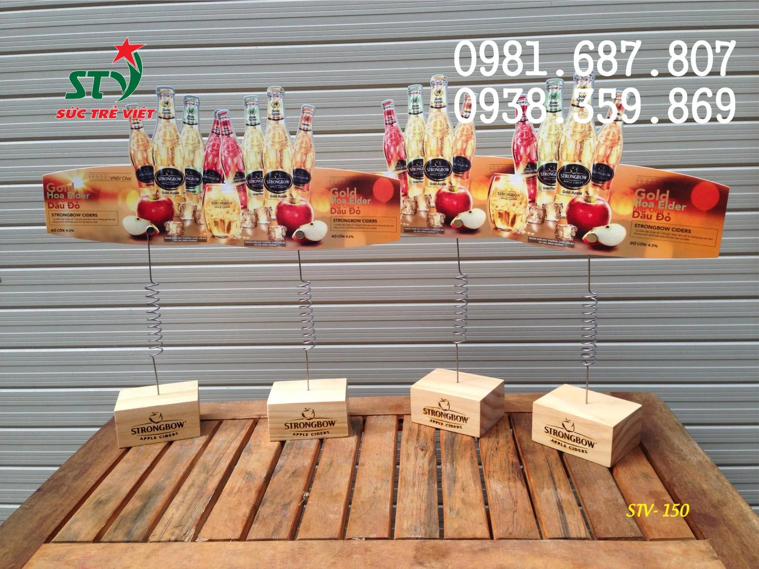 Wobbler để bàn đế gỗ STV151 khắc logo thương hiệu