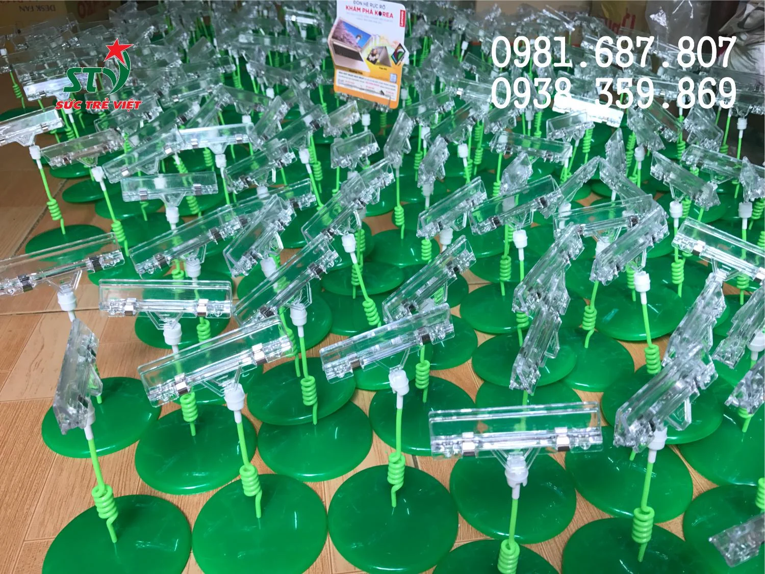 Wobbler để bàn Knorr sử dụng chân đế nhựa và lò xo bọc nhựa