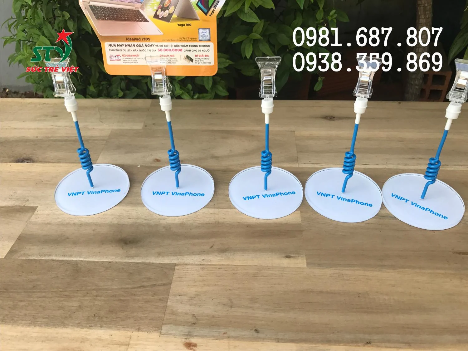 Kẹp xoay 360 độ trên Wobbler quảng cáo VNPT Vinaphone