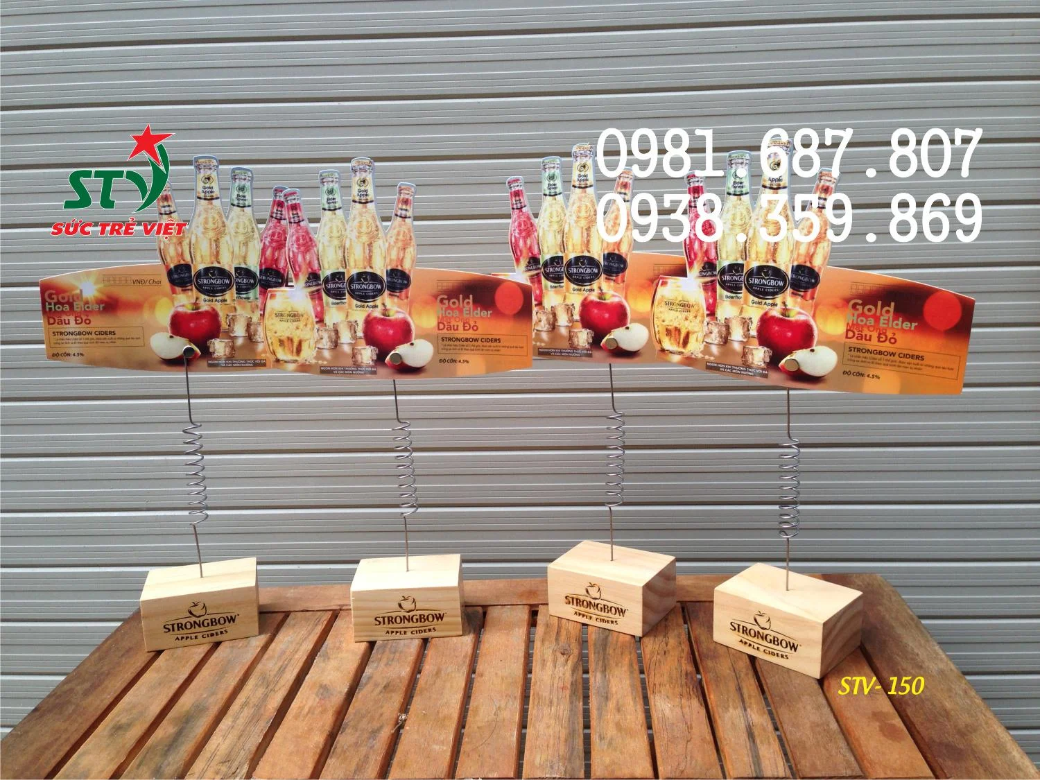 Wobbler đế gỗ dùng cây đứng bọc nhựa và mỏ kẹp