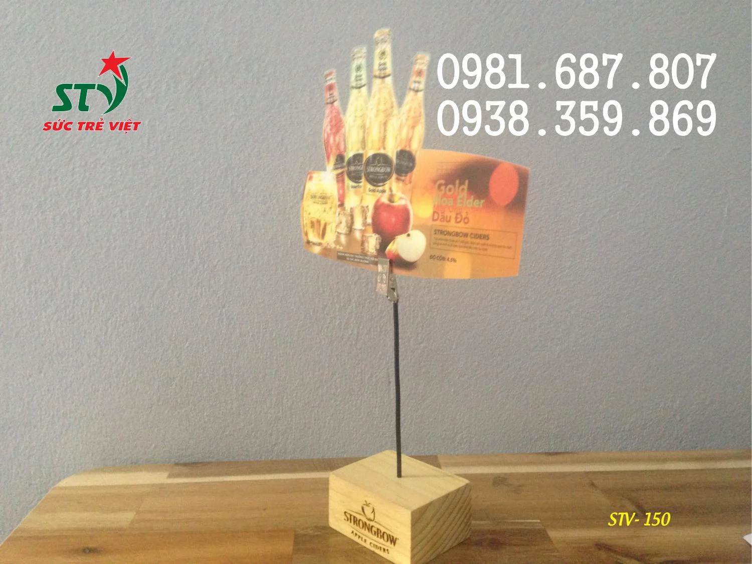 Wobbler để bàn chân gỗ Strongbow do Sức Trẻ Việt sản xuất