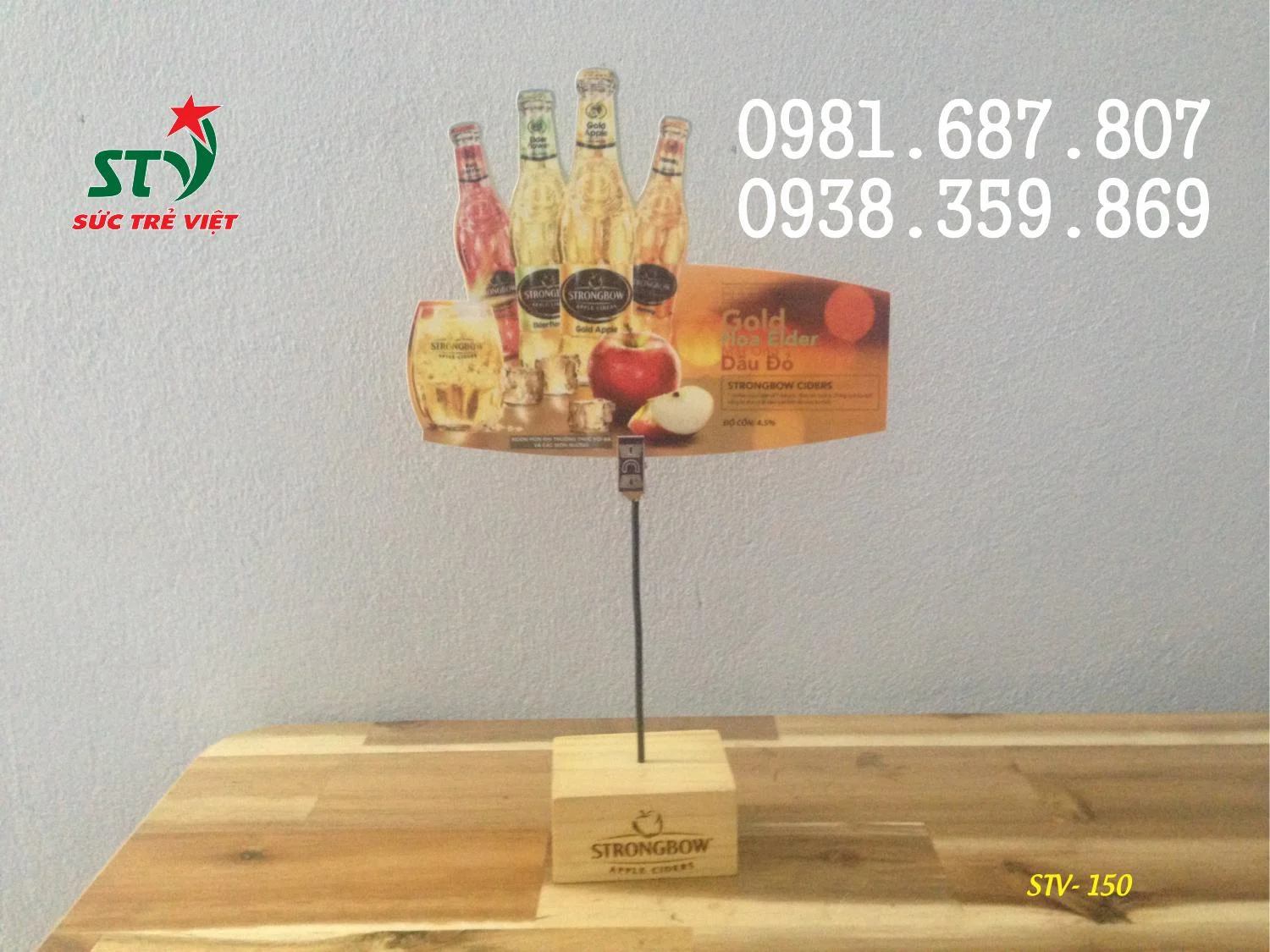 Wobbler để bàn đế gỗ phủ PU và khắc logo