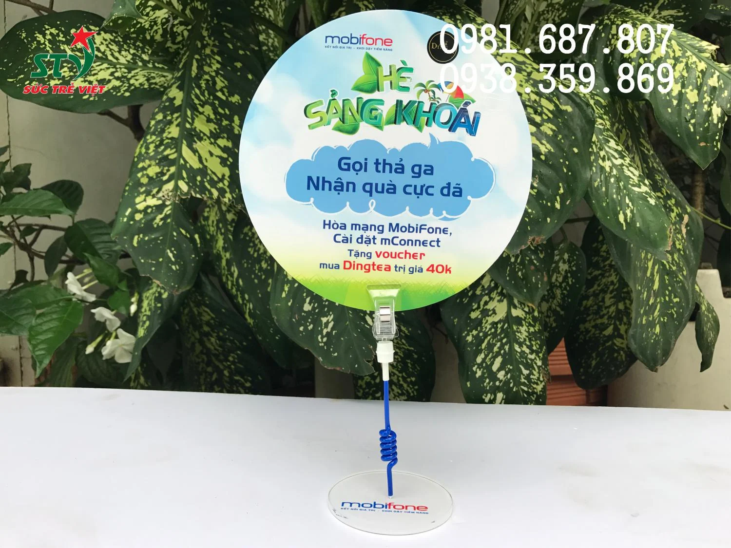 Wobbler quảng cáo Mobifone đặt tại quầy giao dịch