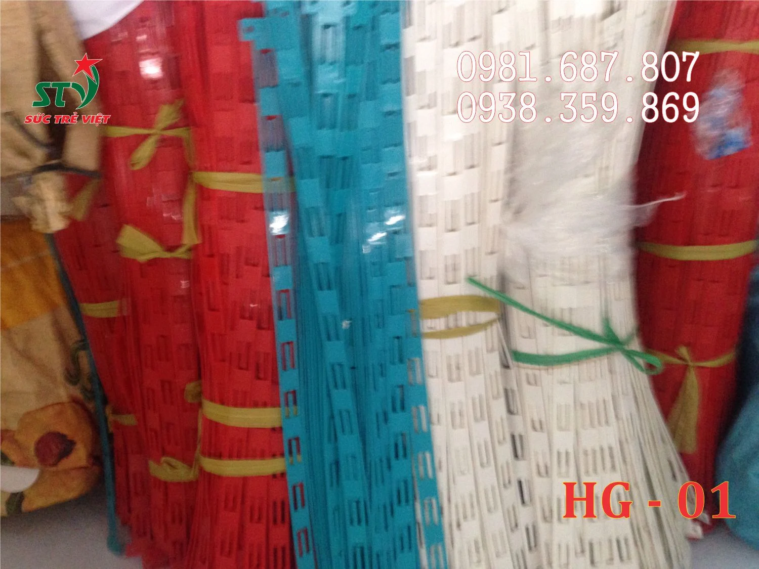 Hanger dây nhựa treo nhiều sản phẩm tại điểm bán