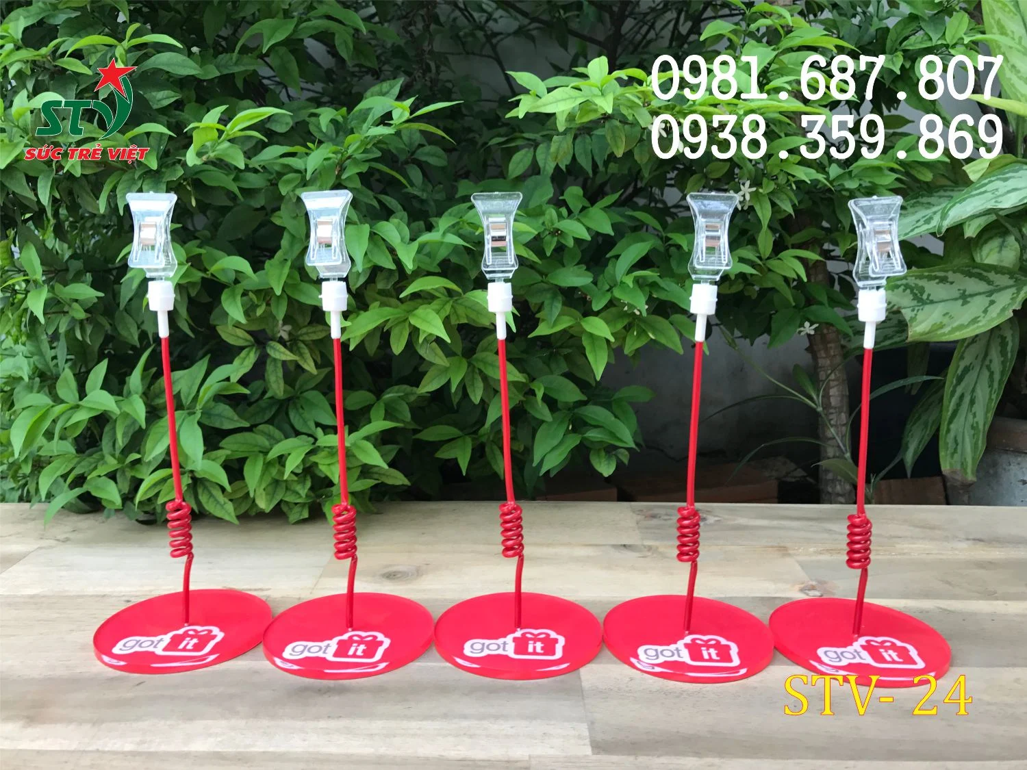 Lò xo bọc nhựa đỏ và đầu kẹp xoay 360 độ của Wobbler GOT IT STV24