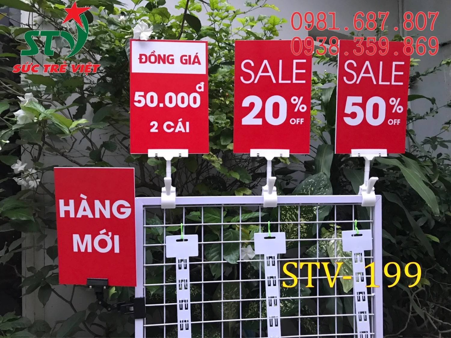 Kẹp bảng khuyến mãi STV199 đặt cạnh sản phẩm thời trang
