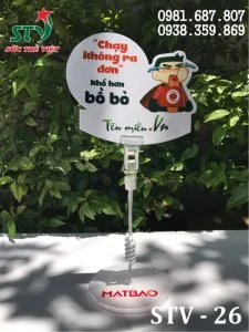 Wobbler Để Bàn Đế Mica In Logo Mắt Bão