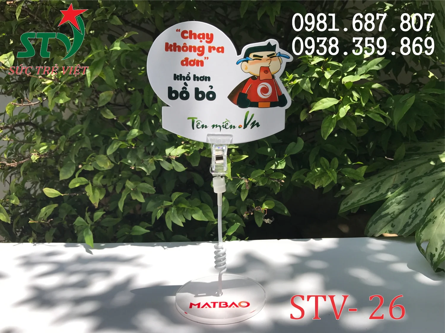 Wobbler để bàn đế mica in logo Mắt Bão