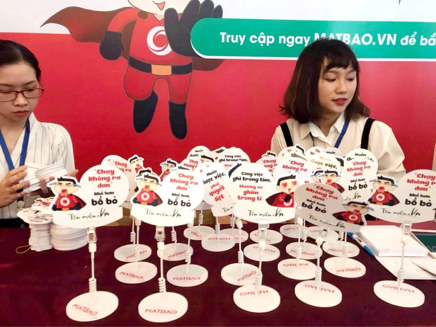 Mỏ kẹp trong suốt xoay 360 độ trên Wobbler để bàn Mắt Bão