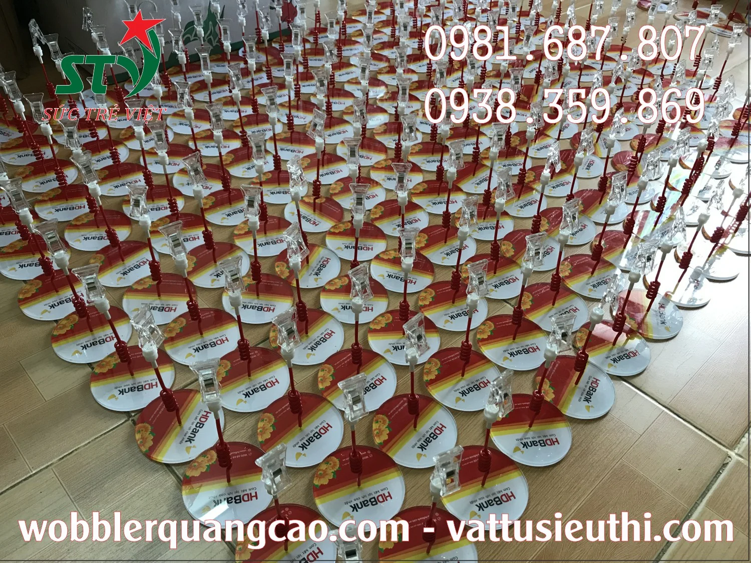 Wobbler để bàn có thể thay mặt quảng cáo nhiều lần