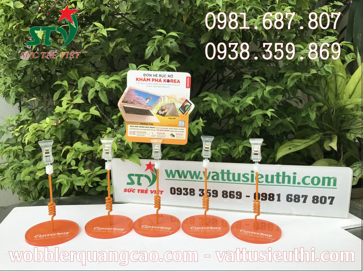 Wobbler để bàn đế mica và mỏ kẹp quảng cáo