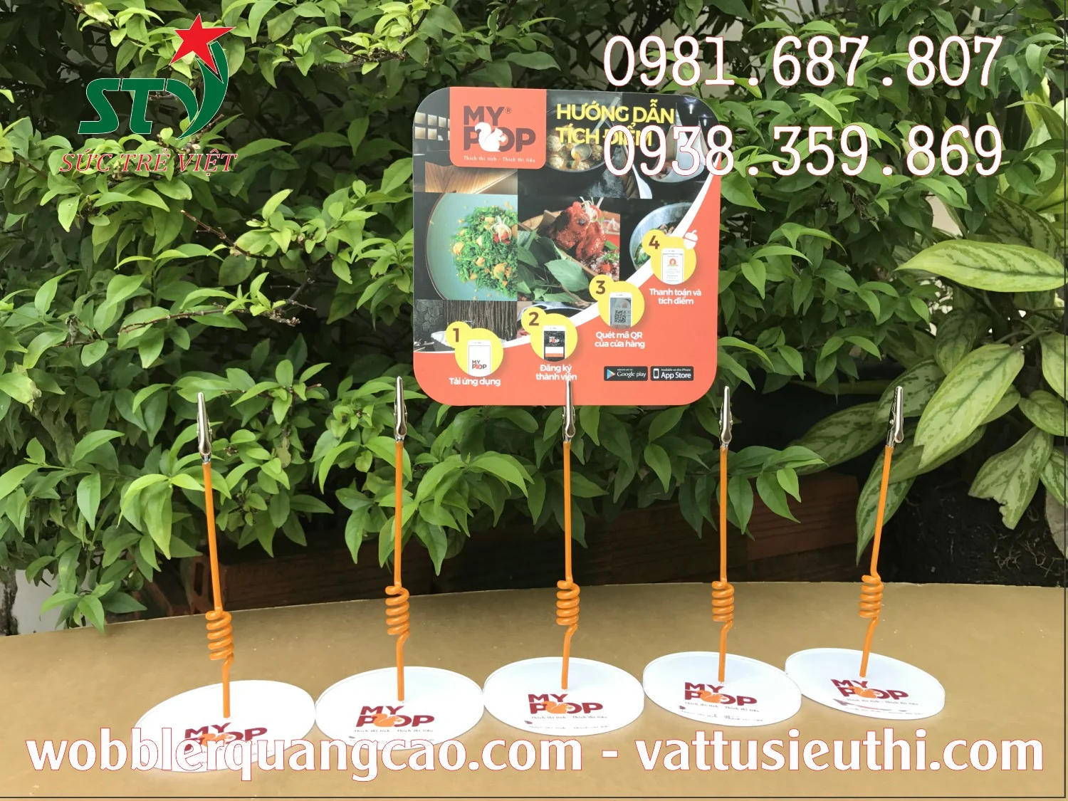 Mẫu Wobbler quảng cáo MyPop đặt trên mặt bàn