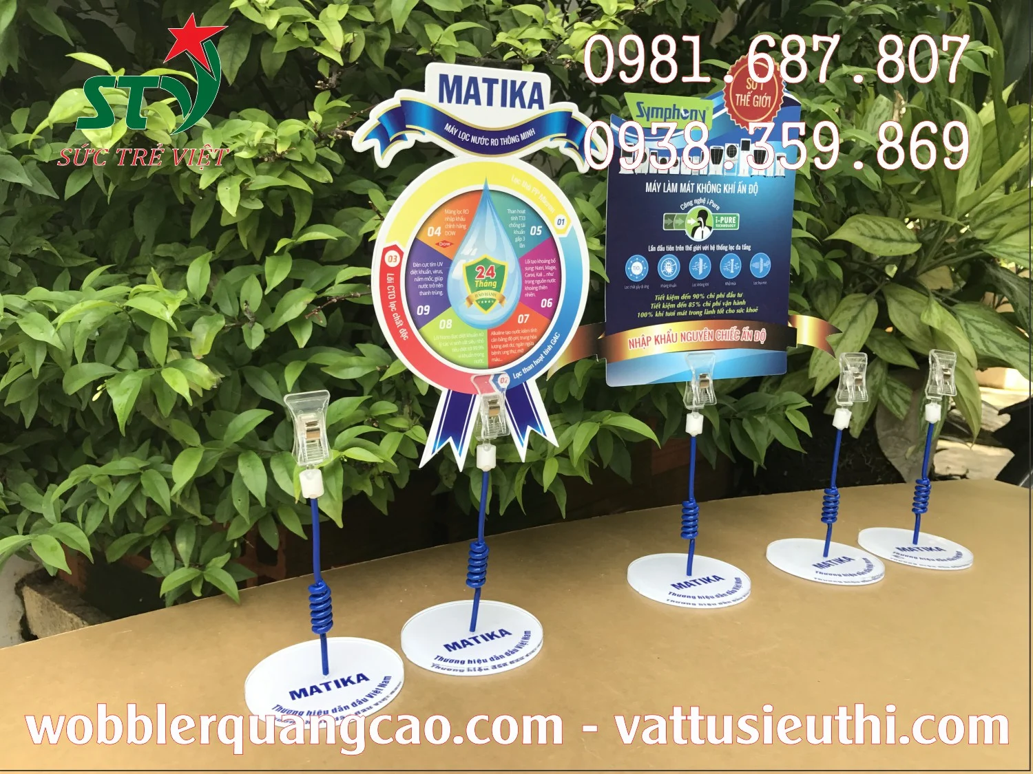 Mẫu Wobbler quảng cáo STV29 đặt trên bàn trưng bày