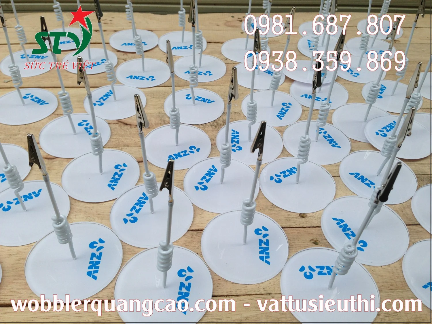 Mỏ kẹp trong suốt trên Wobbler để bàn STV29