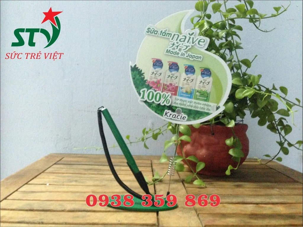 Wobbler để bàn sữa tắm Naive có bút tại quầy mỹ phẩm
