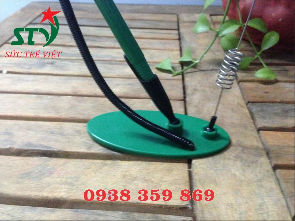 Mỏ kẹp trong suốt xoay 360 độ của Wobbler sữa tắm Naive có bút