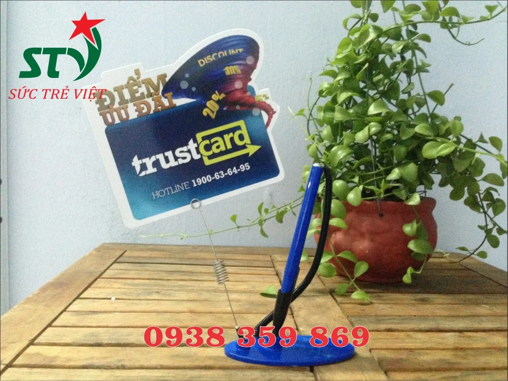Wobbler để bàn có bút Trust Card dùng tại quầy đăng ký