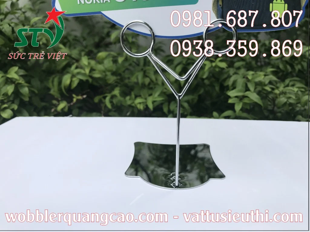 Mẫu Wobbler quảng cáo chân inox chắc chắn dùng trên bàn