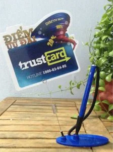 Wobbler Để Bàn Có Bút Trust Card