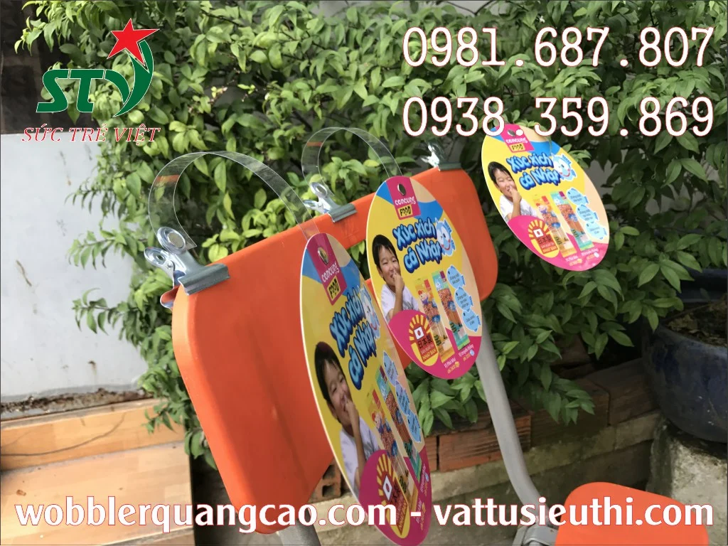 Kẹp cầu nhựa trong dùng giới thiệu sản phẩm mới tại điểm bán