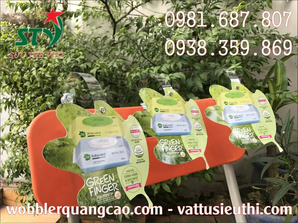 Kẹp cầu nhựa trong gắn tại kệ cửa hàng mẹ và bé