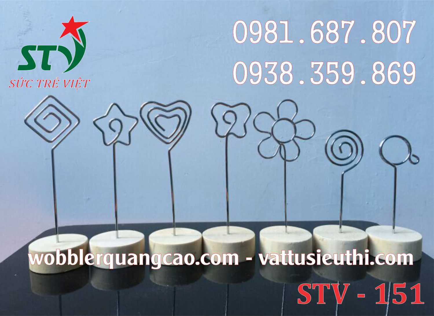 Wobbler để bàn chân gỗ dùng trong chiến dịch quảng cáo đồ uống