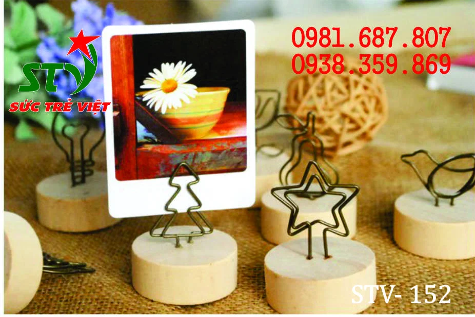 Mẫu wobbler để bàn đế gỗ với chân gỗ gia công chắc chắn