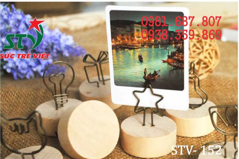 Wobbler để bàn đế gỗ có nhiều kiểu gài nội dung quảng cáo