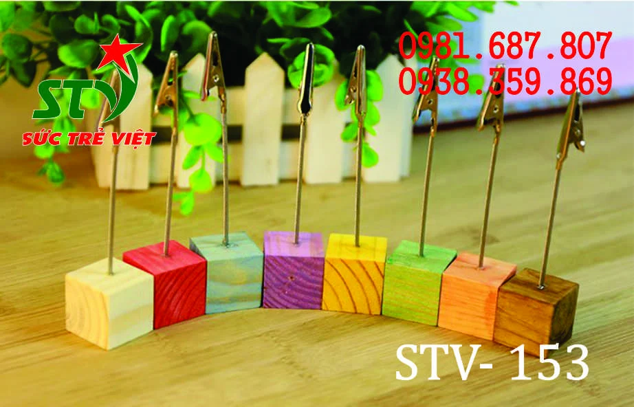 Wobbler để bàn đế gỗ STV153 kiểu dáng chắc chắn, phù hợp trưng bày tại quầy