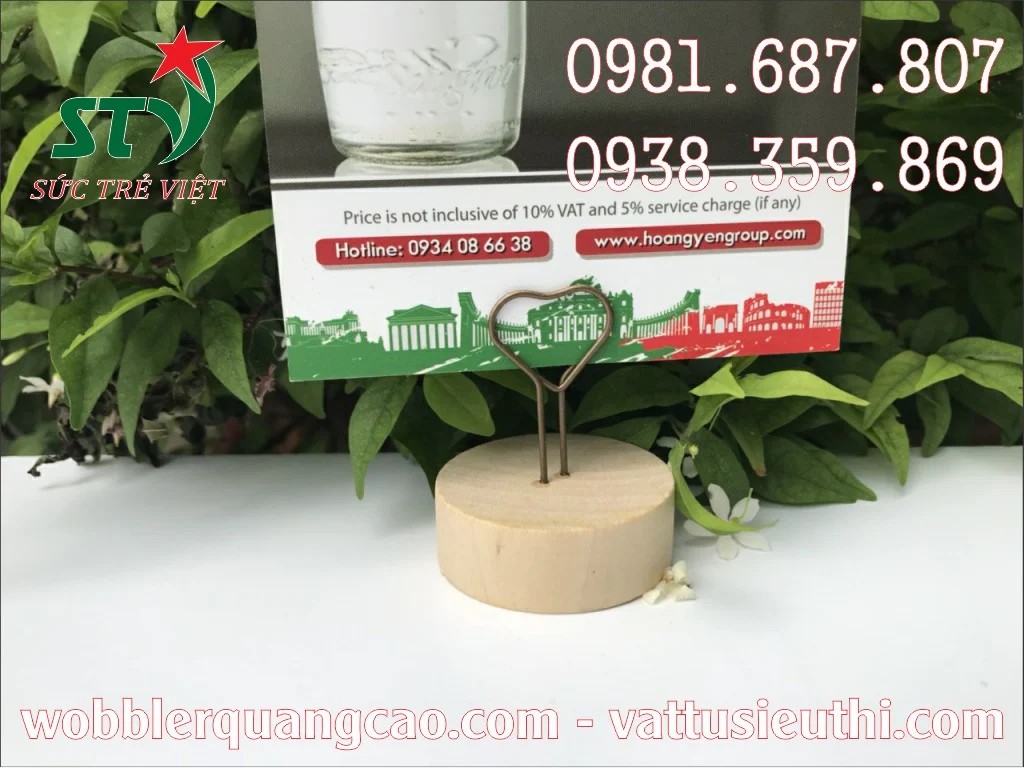 Wobbler để bàn chân gỗ dùng trong quảng cáo tại điểm bán
