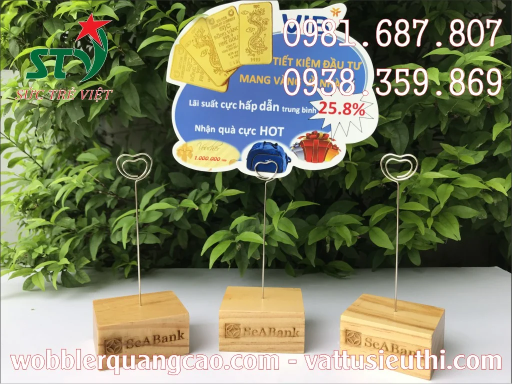 Khắc logo trên chân đế gỗ